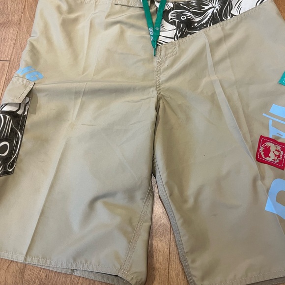 Three designer cargo Bermuda shorts for men, Nike, billabong and Tommy Hilfiger - Picture 12 of 16